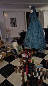 Milchstraße 11 Surrealistin M. Deluxe beim Aufbau